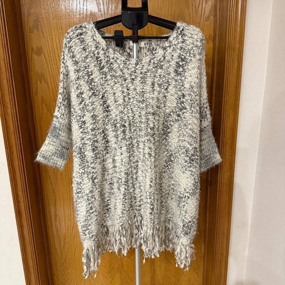Umgee Chunky Knit Sweater Frayed Hem Oversized White/Gray Poncho Women’s Sz M/L